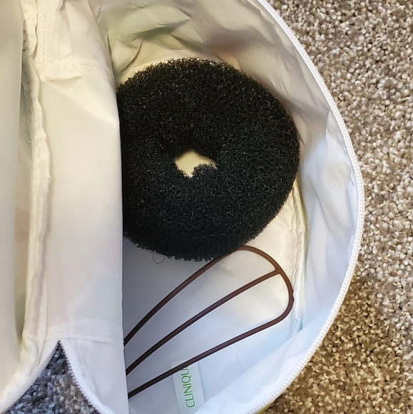 12/$30  π©βπ¦±π€  2 hair items and cosmetics bag - Picture 4 of 7